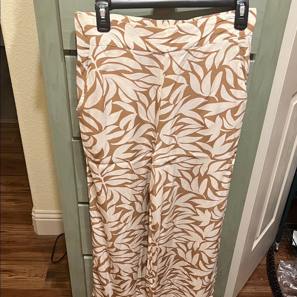 Tahari Tan and White Leaf Print Wide Leg crop pants.  Leg length 37”.